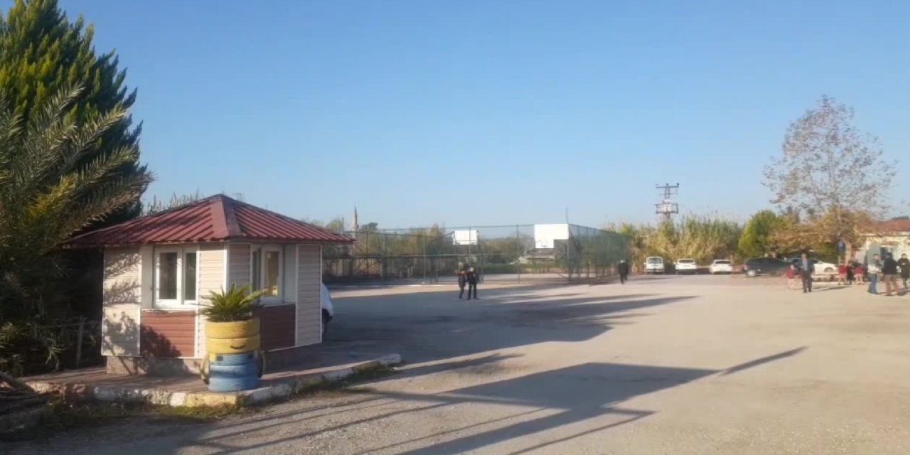 Öğretmen Köy Okuluna Bisikletle Gidip Geliyor