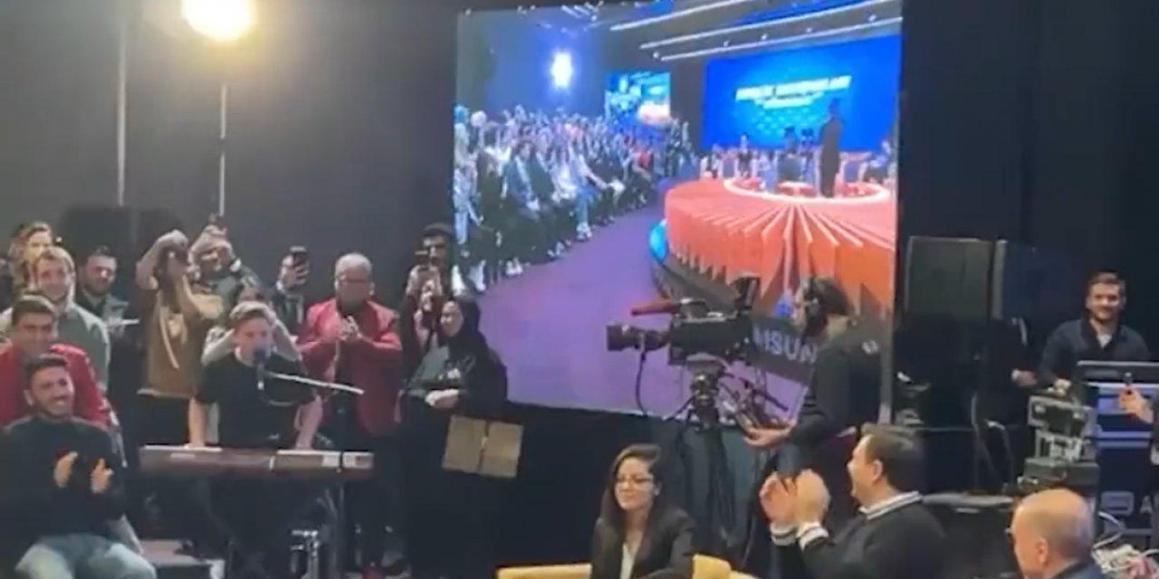 Başkan Erdoğan, gençlerle bir araya geldiği Samsun’da 'Isabelle' şarkısıyla fenomen olan Fevzi’yi dinledi.