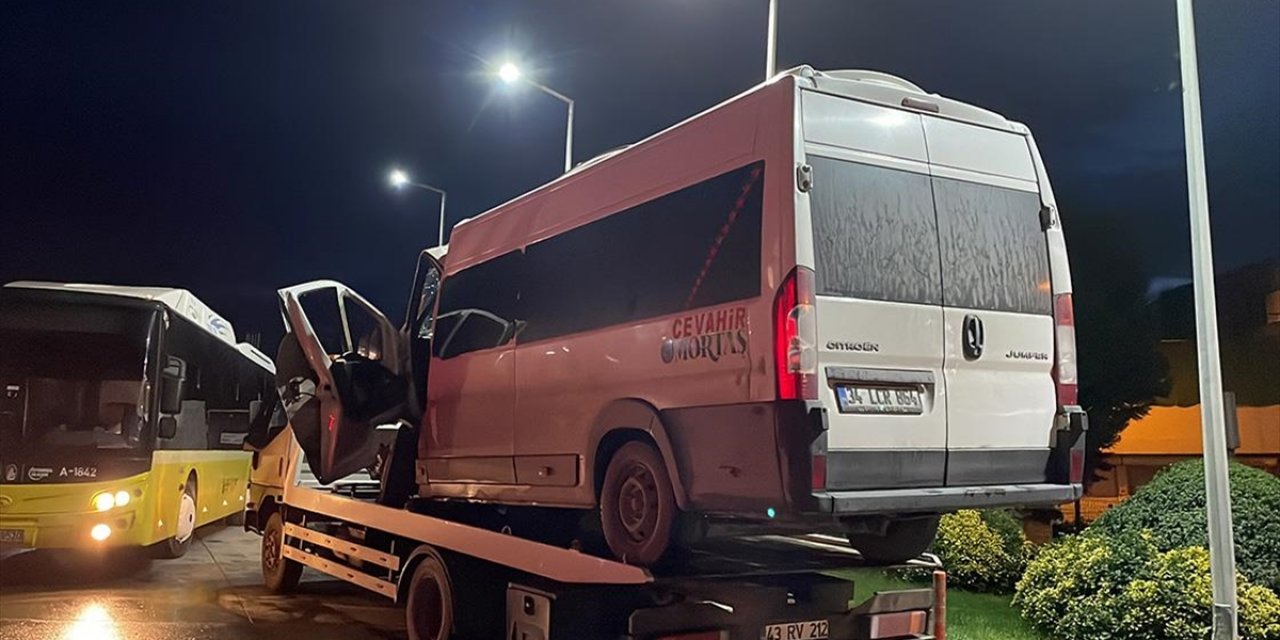 İETT otobüsü ile servis minibüs çarpıştı kazada yaralılar var.