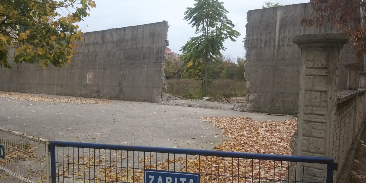 Berlin Duvarı değil okul duvarı!