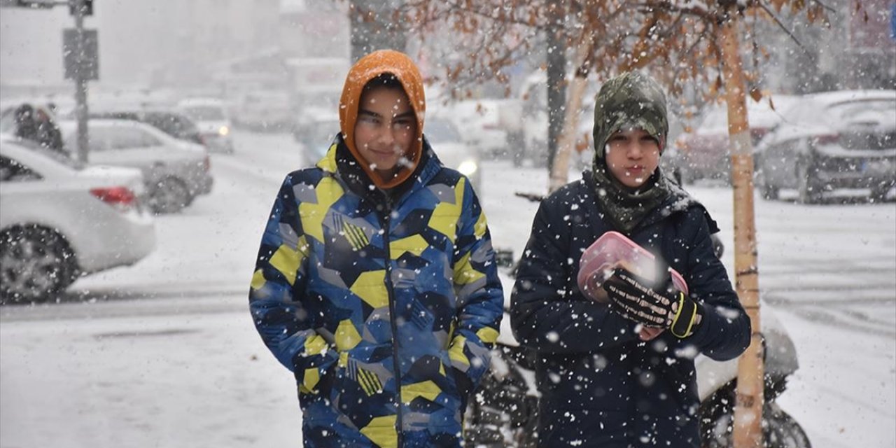 Yğun kar sürücüleri zorlarken öğrencilere oyun oluyor