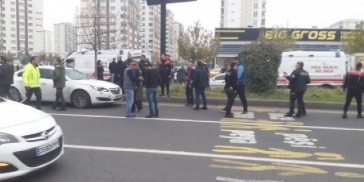 2 lise öğrencisine otomobil çarptı