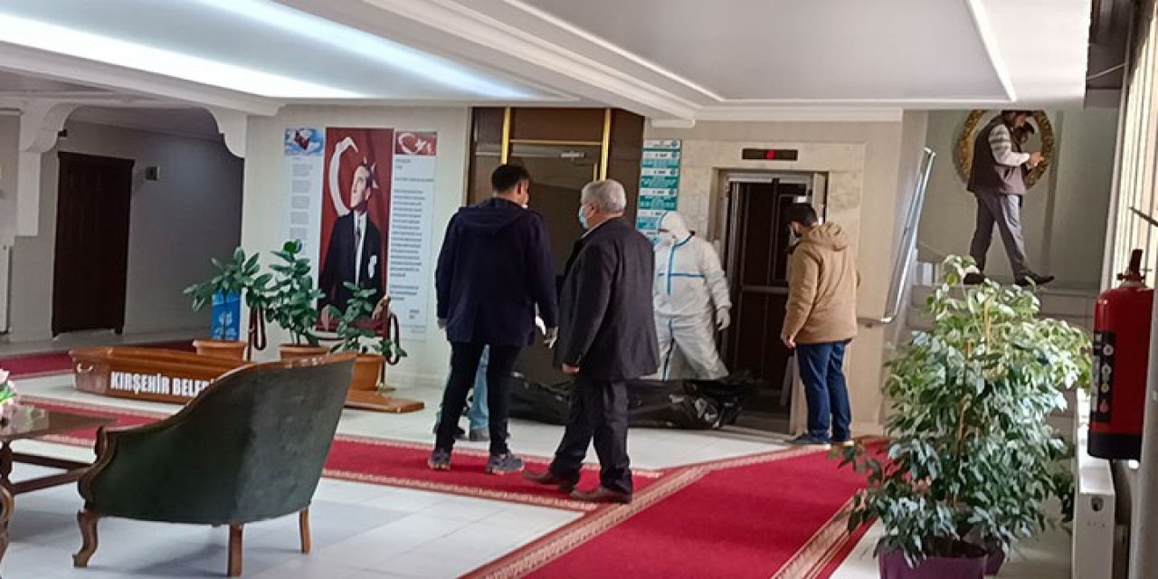 Öğretmen, Öğretmenevinde kaldığı odasında ölü bulundu.