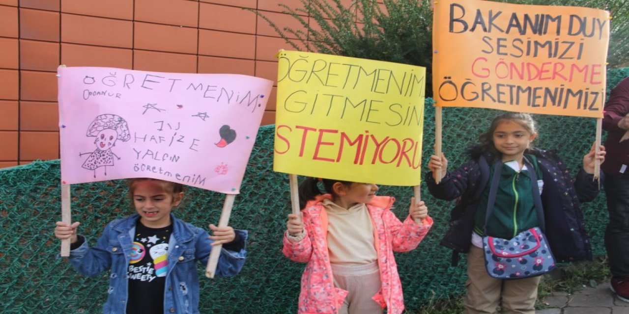 Veli ve Öğrenciler Öğretmenleri Başka Okula Gitmesin Diye Eylem Yaptı