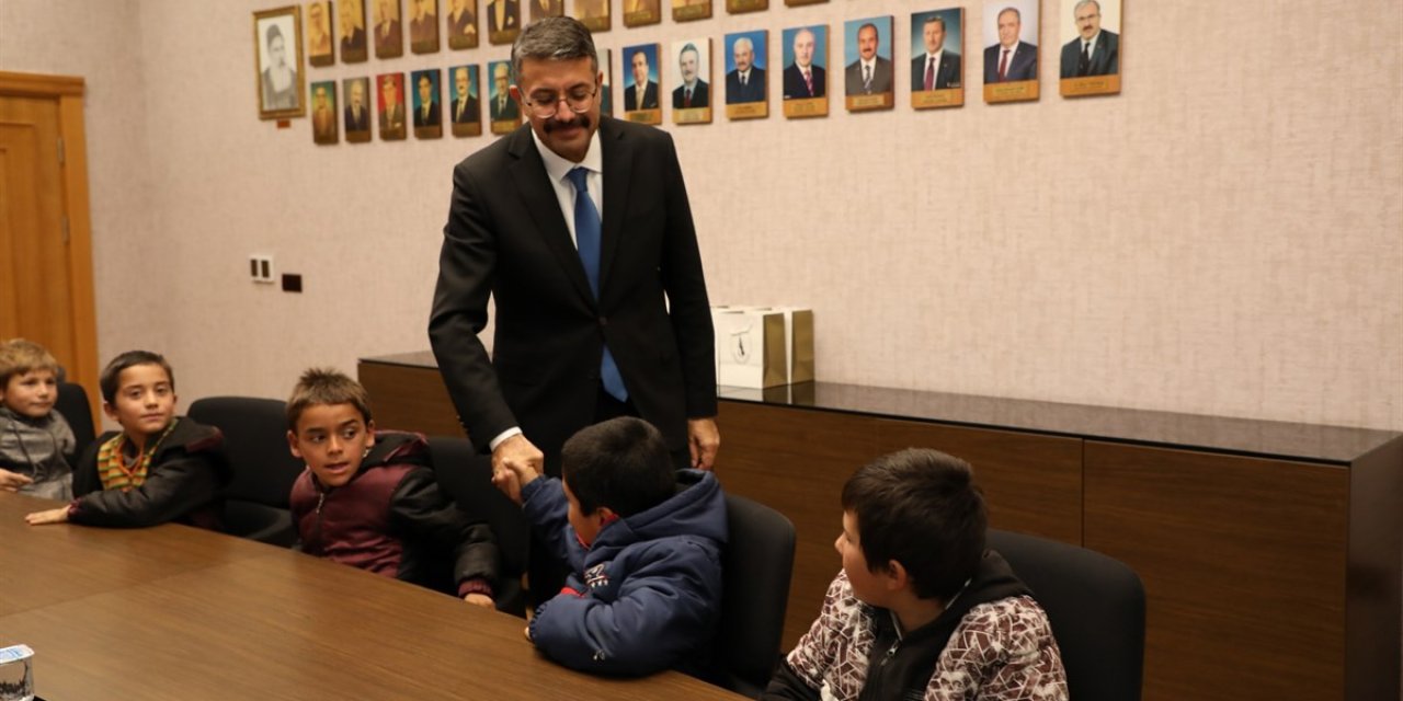 Vali'den Öğretmene anlamlı jest.