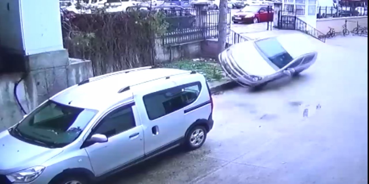 Okulun bahçesine devrilen otomobildeki öğretmen yaralandı