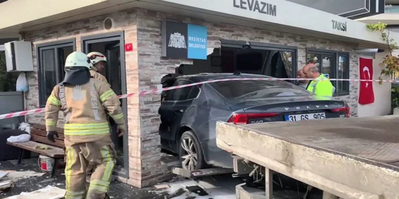 Beşiktaş'ta feci kaza: Otomobil taksi durağına daldı!