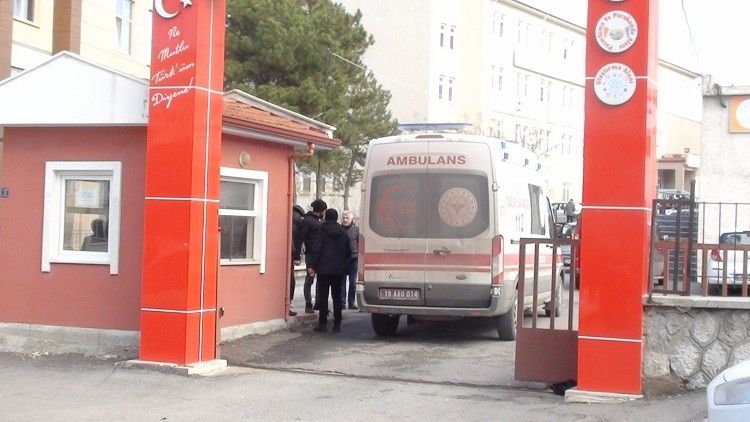 Lise öğrencisi okul önünde kalçasından bıçaklandı