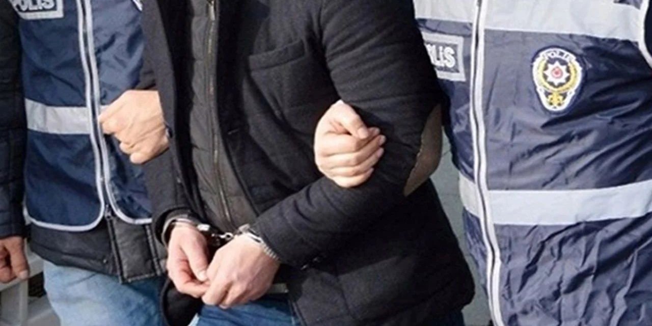 Polis baskınında okul müdürü hırsızlıktan suçüstü yakalandı.