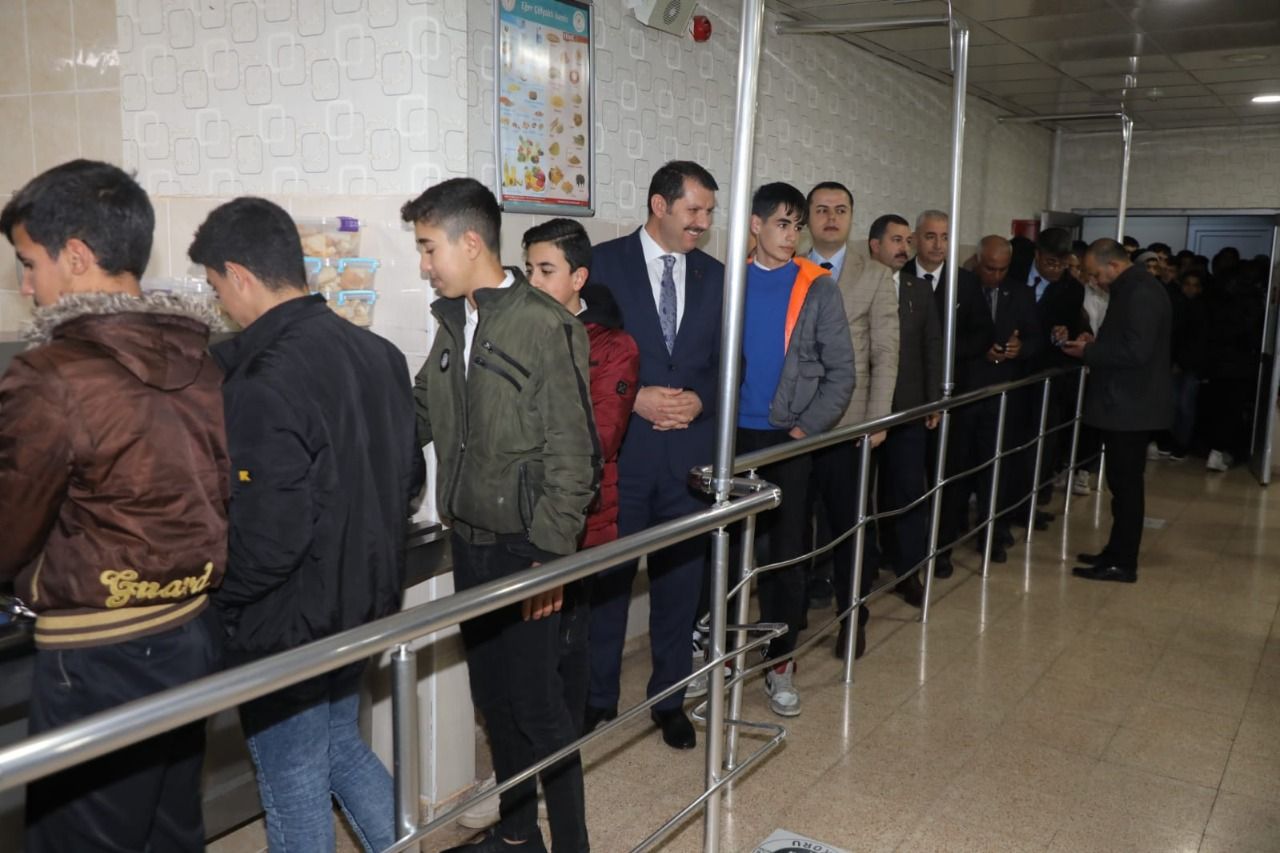 Vali öğrencilerle yemek sırasına girdi