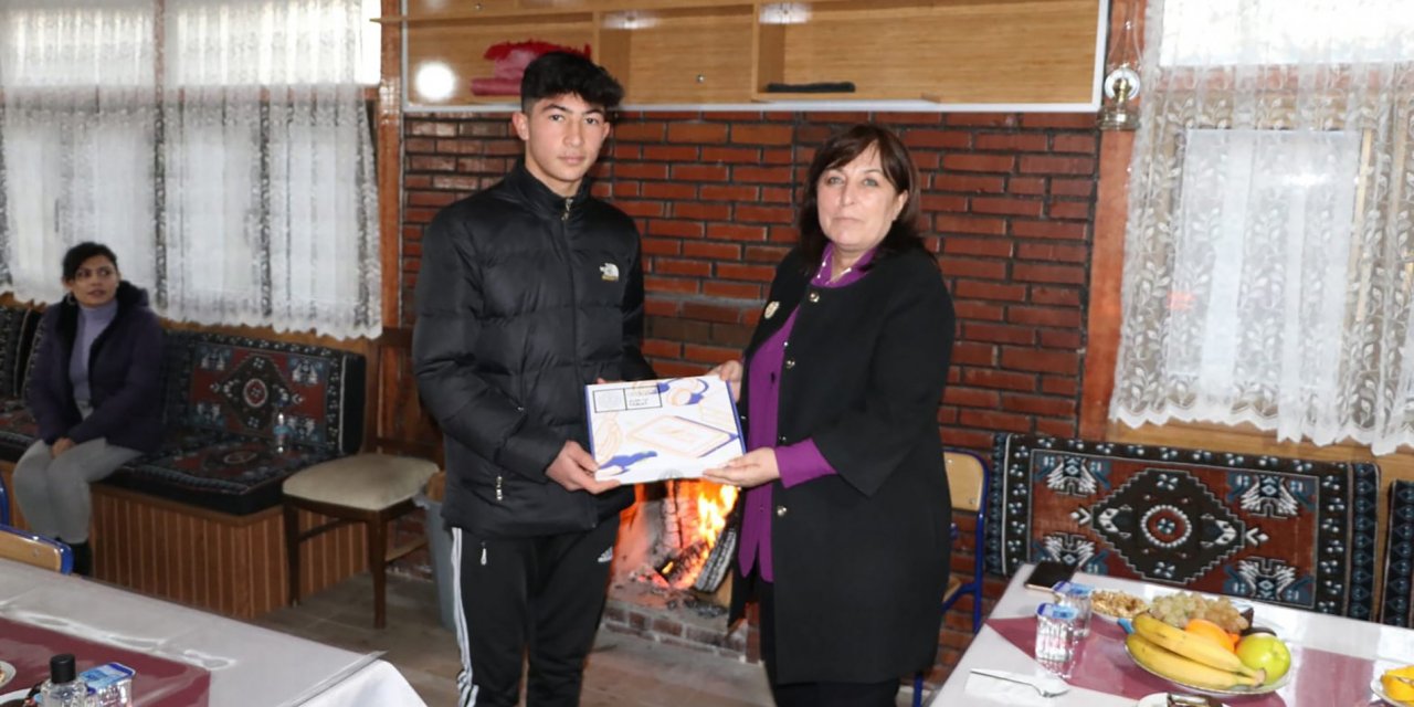 MEB Mesleki Eğitim Genel Müdürü Öğrencilere Tablet Bilgisayar Hediye Etti