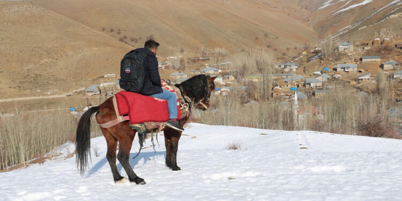 Eğitim vermek için at sırtında yolculuk yapıyor