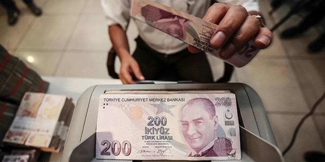 Temizlikçi öğretmenle aynı maaşı alıyor.Öğretmenler de biz ne için okuduk diyor.