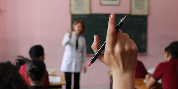 İlkokulda öğrenci devamsızlığını sınıf öğretmeni, ortaokulda idareci girer