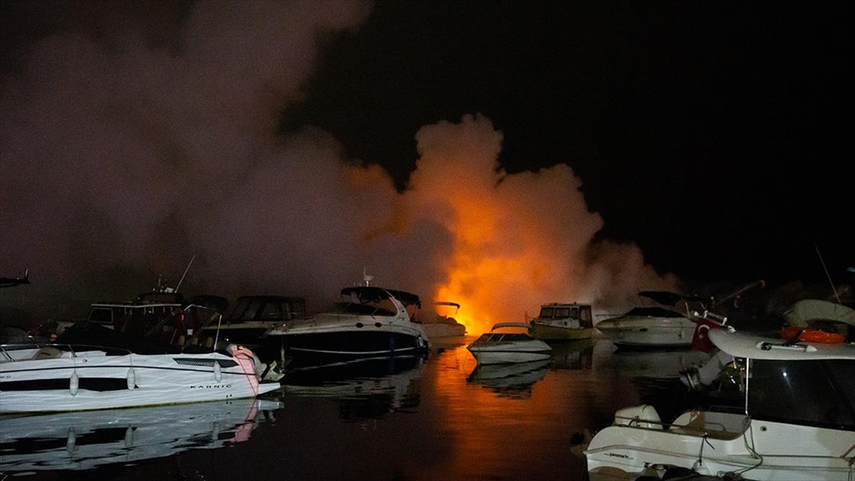 Kadıköy Caddebostan limanında 6 tekne yandı