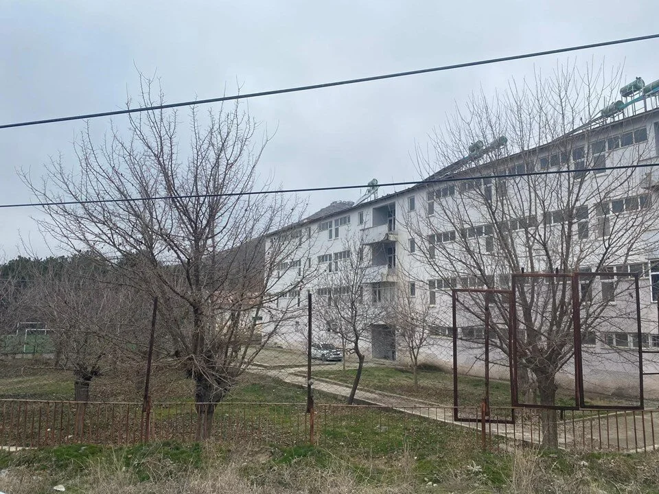 Okul bahçesinde cinayet: Öğrenci arkadaşını bıçaklayarak öldürdü.