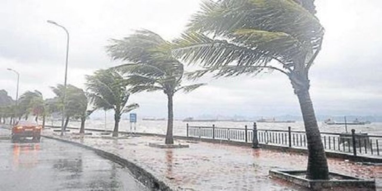 Antalya'da Fırtına Günlük Hayatı Neredeyse Durdurdu