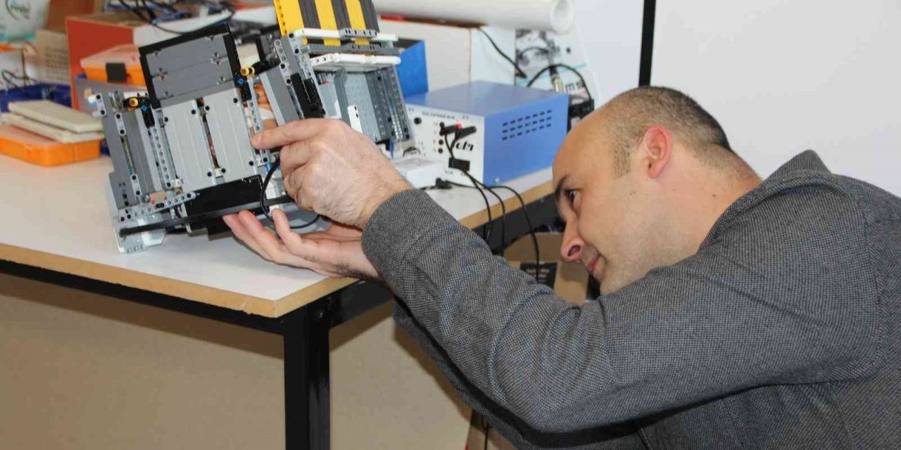 Öğretmen Burak Hacat, “Koruyan Beşik” isimli bir proje geliştirdi.