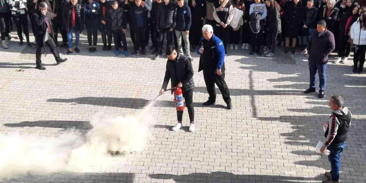 Öğretmen ve öğrencilere yangın söndürme tatbikatı