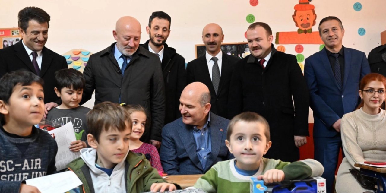 İçişleri Bakanlığı Süleyman Soylu Yusufeli'nde Karne Dağıtımı Yaptı