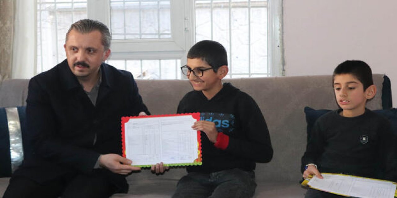 Evde Eğitime Devam Eden Cam Kemik Hastası Kardeşler Karne Sevinci Yaşadı