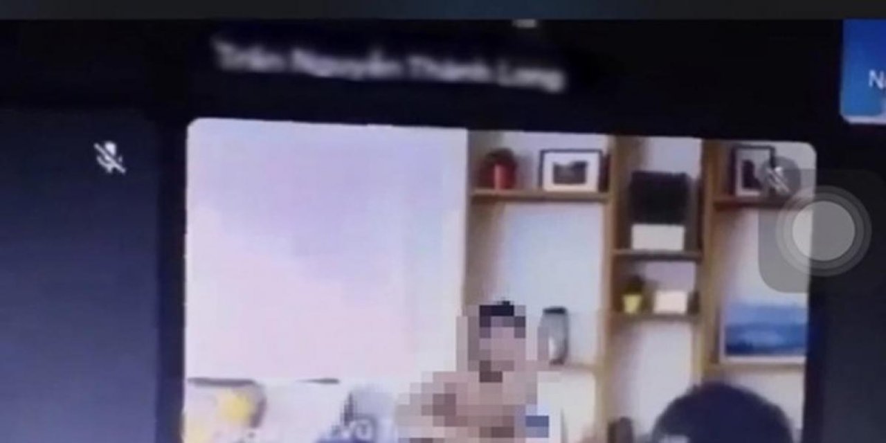 Kameranın açık olduğunu unutan öğretmen, öğrencilerine fena yakalandı