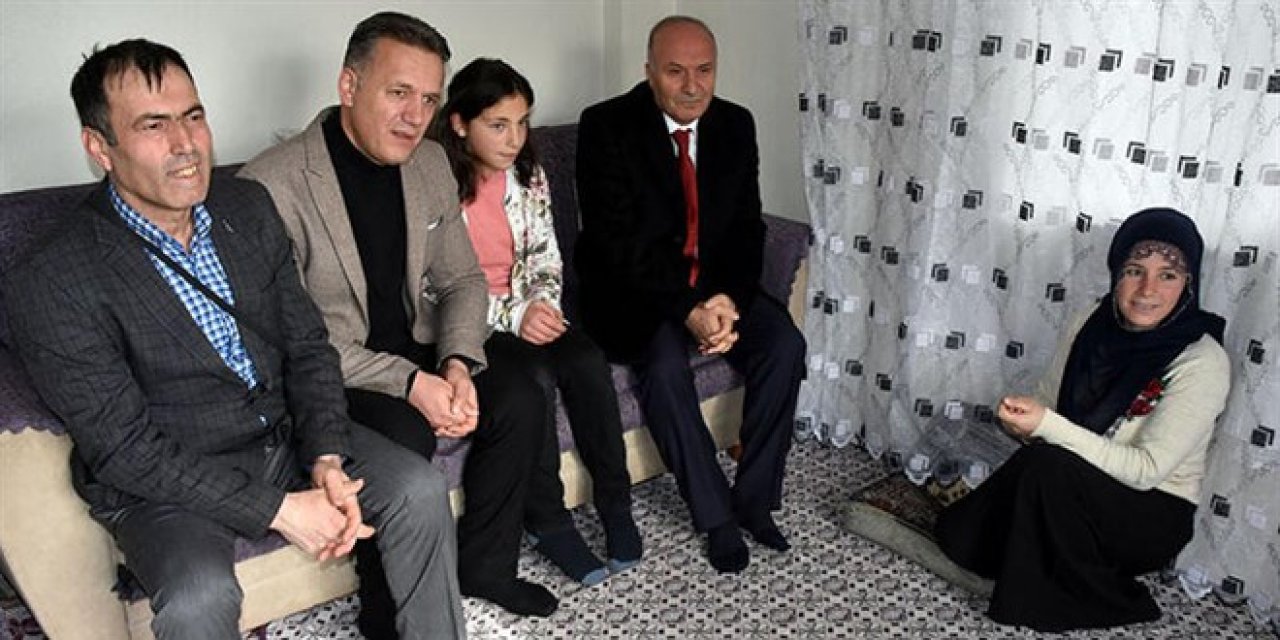 35 Yaşındaki Anne, 13 Yaşındaki Kızı İle Okula Tekrar Başlayacak! Milli Eğitim Müdürü İkna Etti