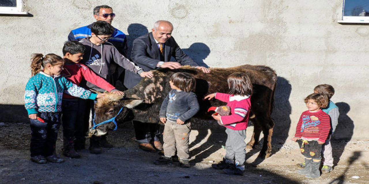 Ev yapmak için ineğini satan görme engelliye başkandan sürpriz