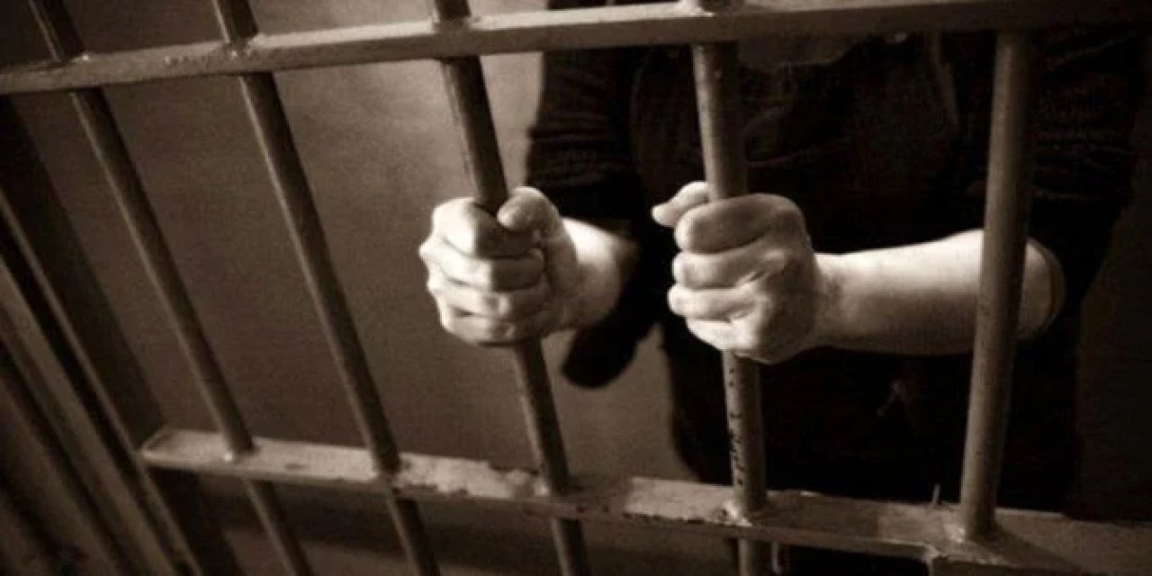 Cezaevindeki sevgilisiyle uygunsuz içerikli sohbet, kadın öğretmenin mesleğine mal oldu