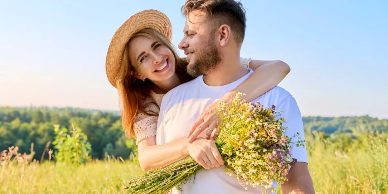 Bu burçlar davranışlarıyla sizi aşık edecek! İşte en romantik burçlar