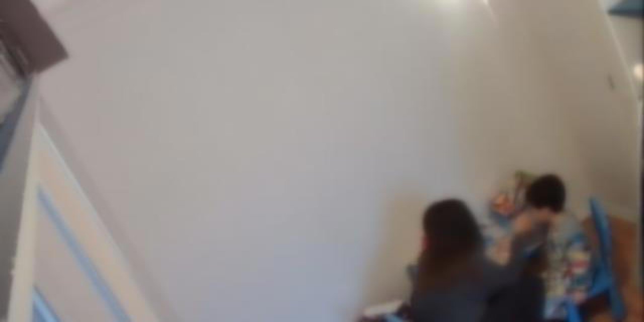 Çocuklarının odasına gizli kamera koyan anne-baba, görüntüleri izleyince karakola koştu