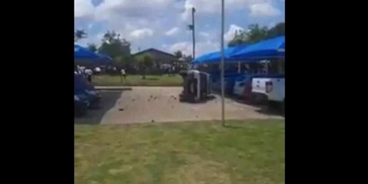 Ortaokul öğrencileri, öğretmen ve polisleri rehin aldı