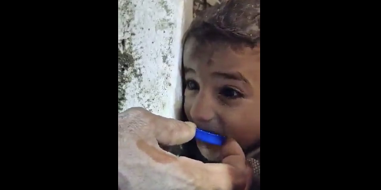 Enkaz altında kalan çocuk sağ olarak kurtarıldı. İşte o görüntüler