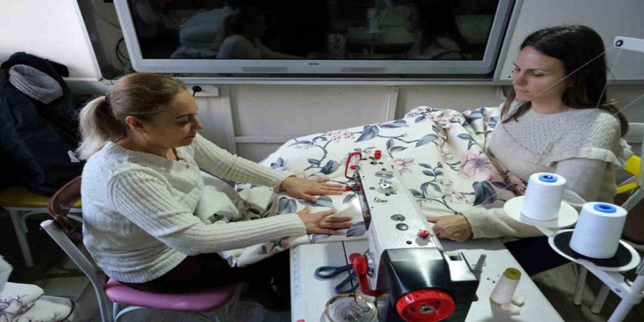 Adıyamanlı öğretmen deprem bölgesine gözyaşlarıyla battaniye dikti