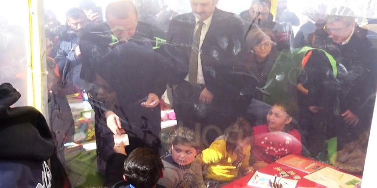 Cumhurbaşkanı Erdoğan’dan minik depremzedelere harçlık