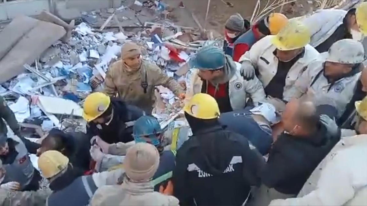 Kahramanmaraş'ta enkaz altında kalan Fatih Deveci, 82 saat sonra kurtarıldı