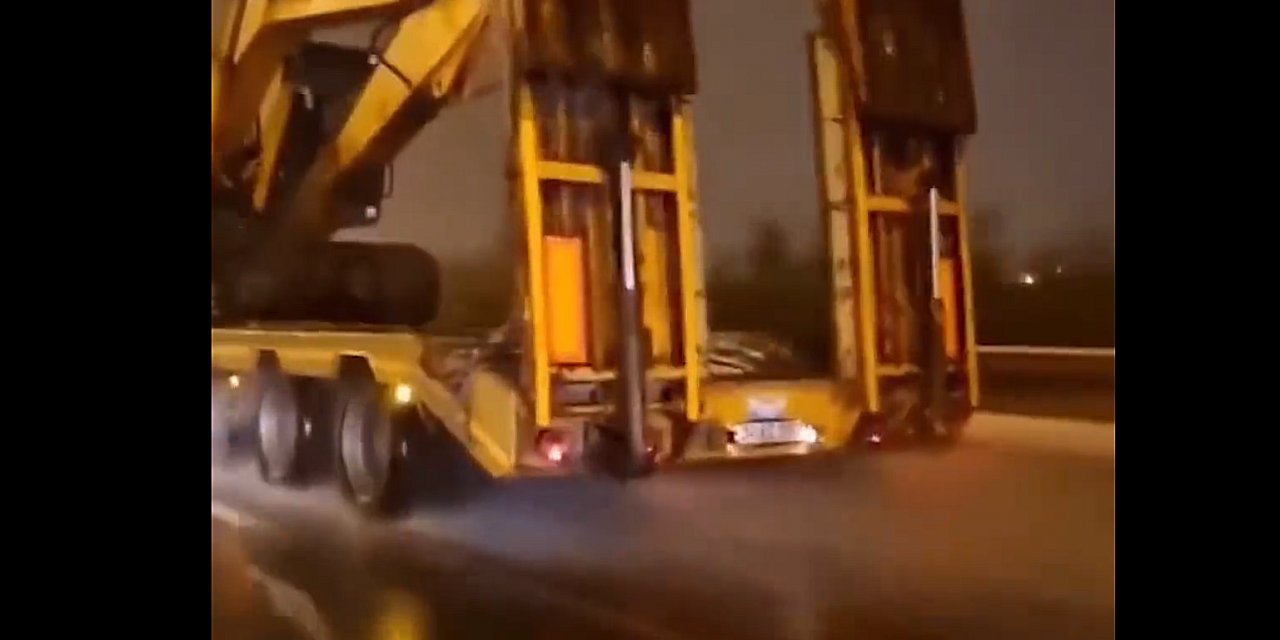 Karlı havada enkaz bölgesine kepçe yetiştirebilmek için son hızda giden TIR şoförü gündeme oturdu