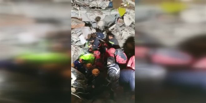 Diyarbakır'da yıkılan binanın enkazından 122 saat sonra bir kadın kurtarıldı