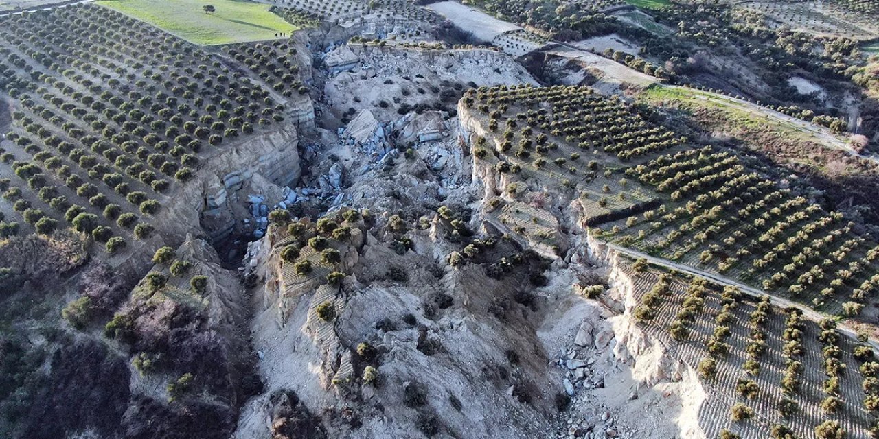 Felaketin patladığı yer! Dağ yürüdü, yer yarıldı