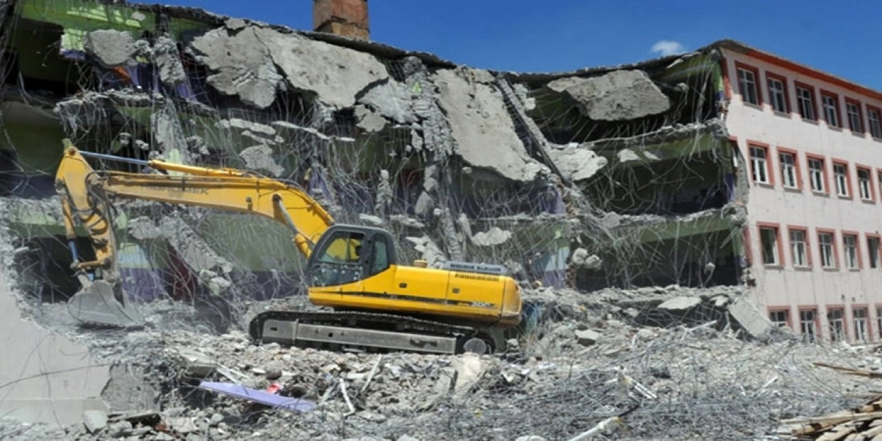 Özel okulun sahibi yıkılan koleji yeniden inşaya öğretmenleri çağırdı!