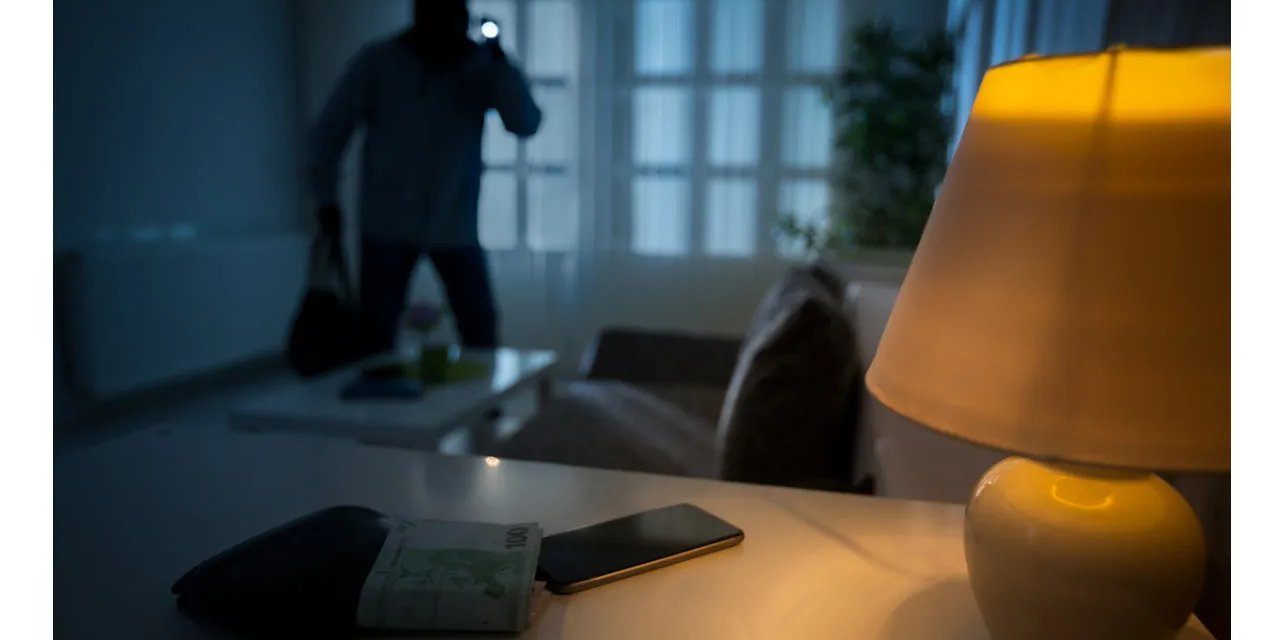 Deprem yardım malzemelerini evine götüren müdür açığa alındı!