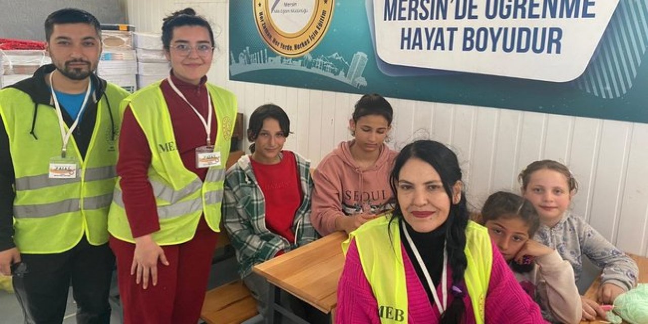 Ayşe öğretmen öğretti, çocuklar tığla örmeye başladı