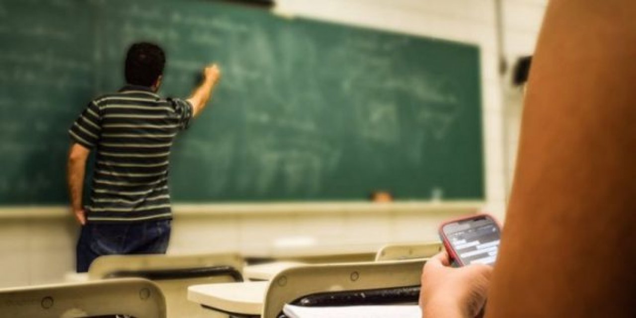 Öğretmenler odası dışında telefon kullanan öğretmenler işten atılacak
