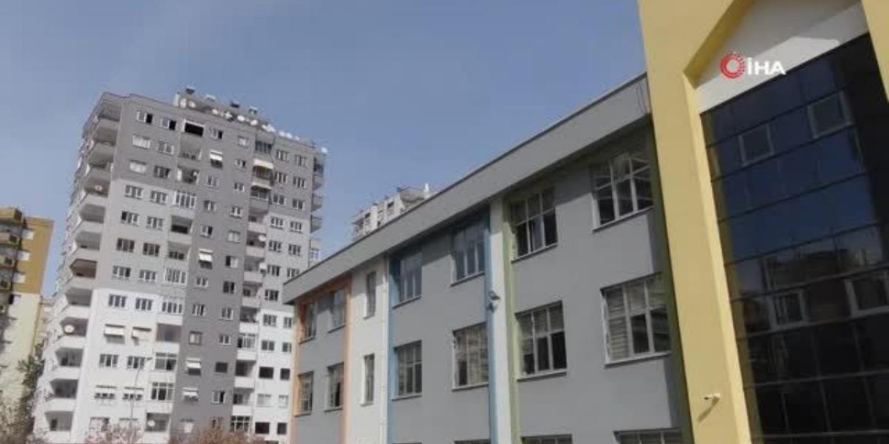 Okul yanında ağır hasarlı bina tehdidi: 'Okula gitmeye korkuyorum.'
