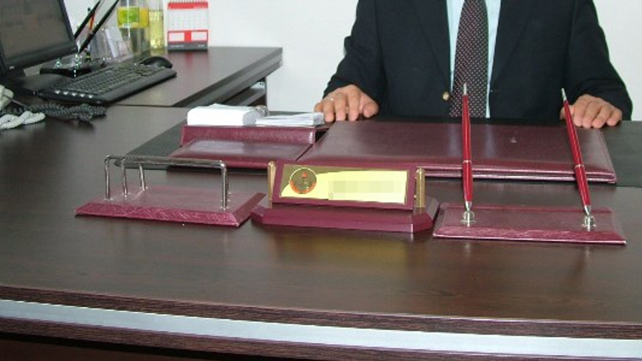 Öğretmenevi müdürünün yasaklı işleri ortaya çıktı. Reddetti ama sosyal medyada yakayı ele verdi