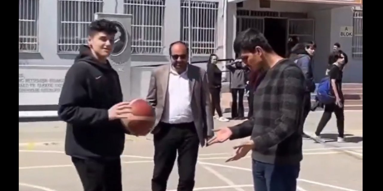Öğrenciler, görme engelli öğretmenlerine basket attırdı. İşte görmeye değer görüntüler..