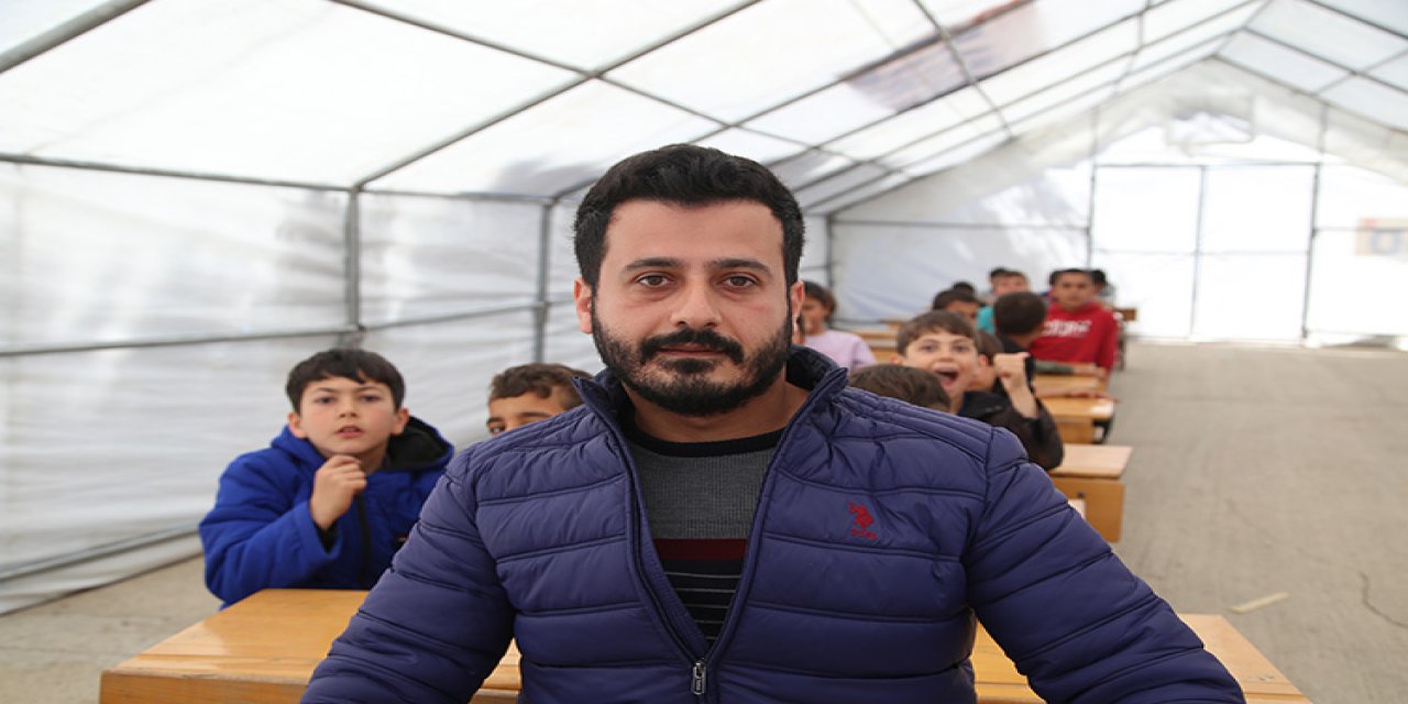 Ablasını ve öğrencilerini depremde kaybetmişti. Sezer öğretmen gönüllü ders veriyor..