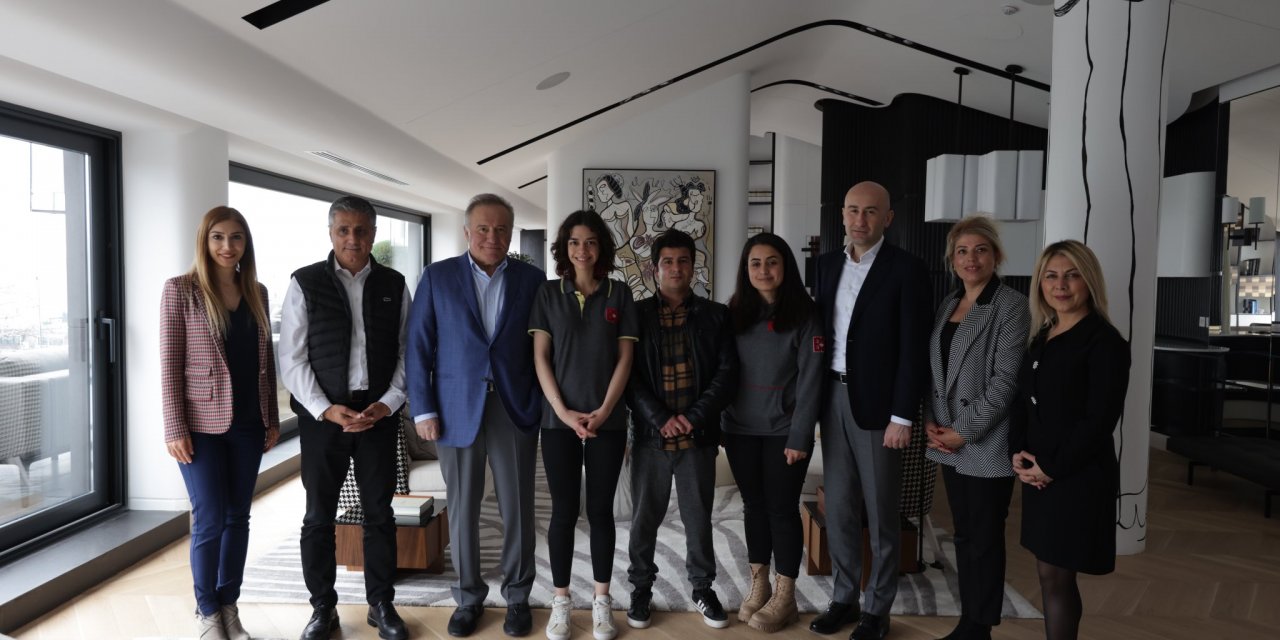 Türkiye'nin Gururu Olan Bahçeşehir Koleji Öğrencileri Enver Yücel'i Ziyaret Etti.