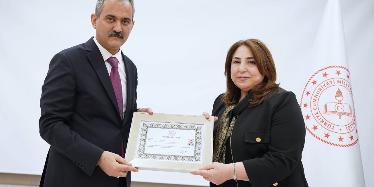 5 Ay Hapis Cezası Alan İl Milli Eğitim Müdürü Töre, Başarı Belgesi aldığını sosyal medya hesabından paylaştı.