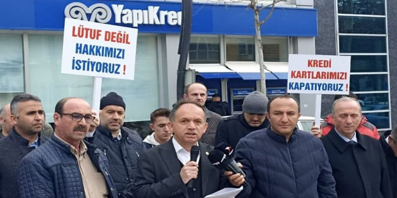 Öğretmenler banka önünde promosyon eylemi yaptılar!